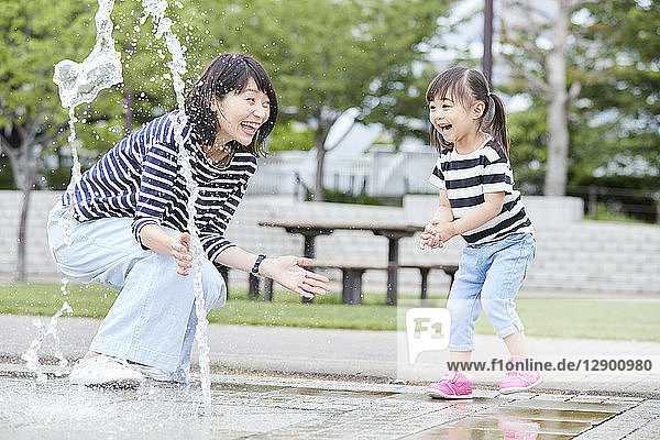 Japanische Mutter und Tochter in einem Stadtpark