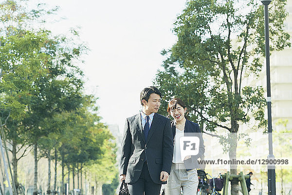 Japanisches Paar auf dem Weg zur Arbeit