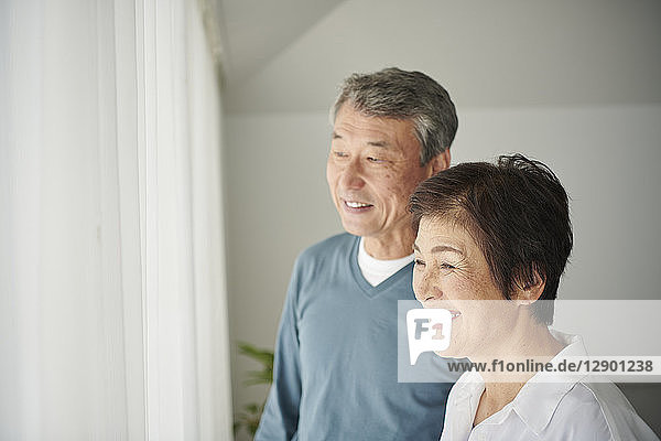 Japanisches Seniorenpaar im Wohnzimmer