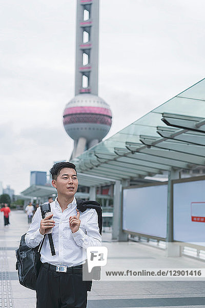 Junger Geschäftsmann schlendert durch die Stadt  Shanghai  China