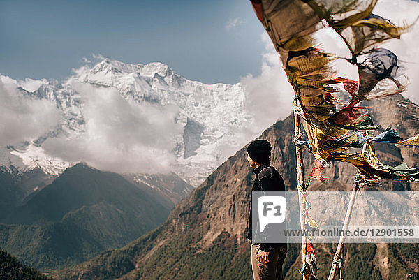 Wanderer auf dem Gipfel  Annapurna Circuit  Blick auf den Berg Annapurna 2  den Himalaja  Manang  Nepal