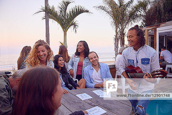 Freunde bei einer Party am Strand  Plettenberg Bay  Western Cape  Südafrika