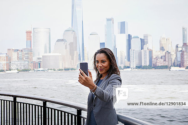 Geschäftsfrau im Selbstversuch  Skyline von New York City im Hintergrund