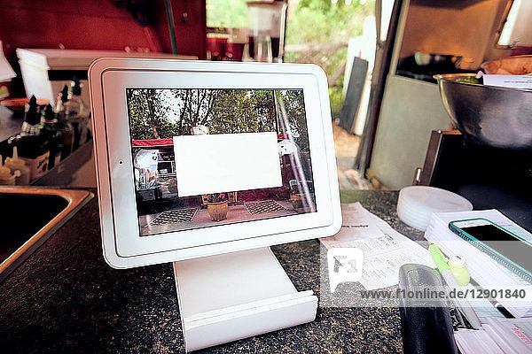 Digitaler Bildschirm für Lebensmittelbestellungen und Bezahlung im Speiselokal