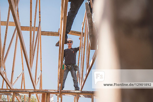 Bauarbeiter arbeiten am Dachstuhl eines Gebäudes