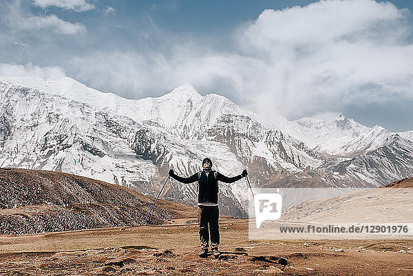 Wanderer auf der Spur  Annapurna Circuit  Himalaya  Manang  Nepal