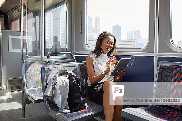Geschäftsfrau benutzt digitales Tablet im Zug