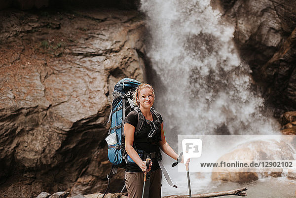 Wanderer vor dem Wasserfall  Annapurna Circuit  Himalaya  Manang  Nepal