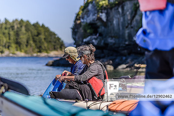 Ehepaar auf Kajakfahrt  Johnstone Strait  Telegraph Cove  Kanada