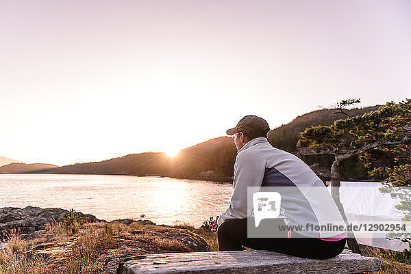 Frau entspannt sich am Seeufer  Johnstone Strait  Telegraph Cove  Kanada