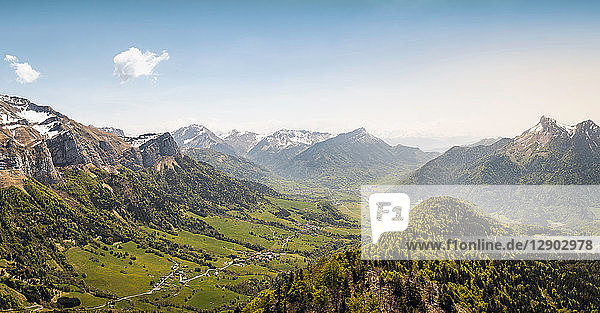 Sonniger Tag  Französische Alpen  Parc naturel régional du Massif des Bauges  Chatelard-en-Bauges  Rhône-Alpes  Frankreich