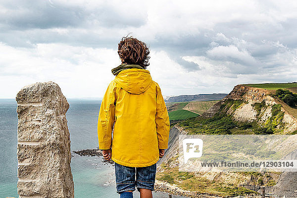 Junge auf Klippen mit Blick aufs Meer  Bournemouth  UK