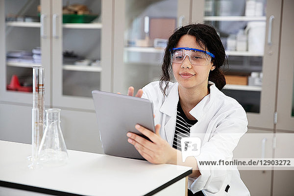 Student verwendet digitales Tablett im Labor