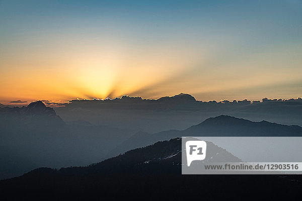 Sonnenuntergang über den französischen Alpen  Parc naturel régional du Massif des Bauges  Chatelard-en-Bauges  Rhône-Alpes  Frankreich
