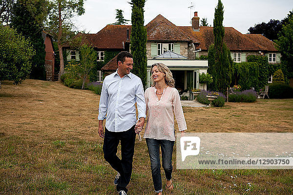 Romantisches reifes Paar beim Spaziergang im Garten