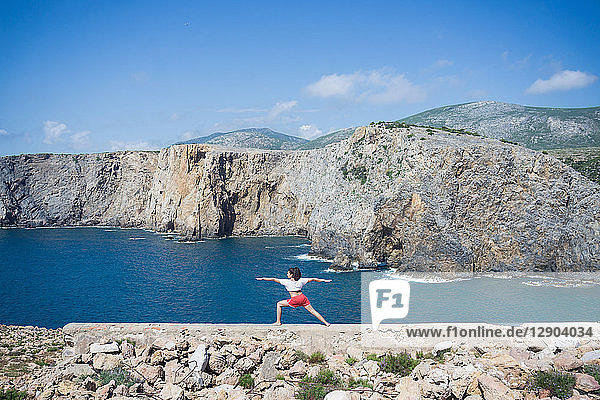 Frau praktiziert Yoga auf einem Hügel  Iglesias  Sardinien  Italien