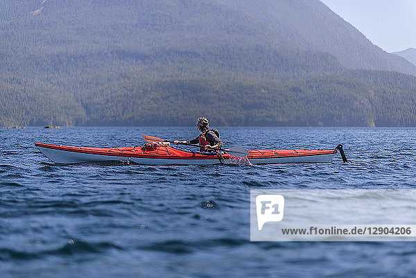 Kajak fahrende Frau auf dem See  Johnstone Strait  Telegraph Cove  Kanada