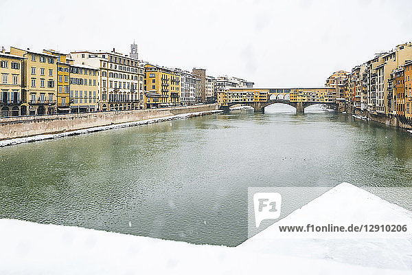 Italy  Florence  view to Ponte Vecchio on a snowy day