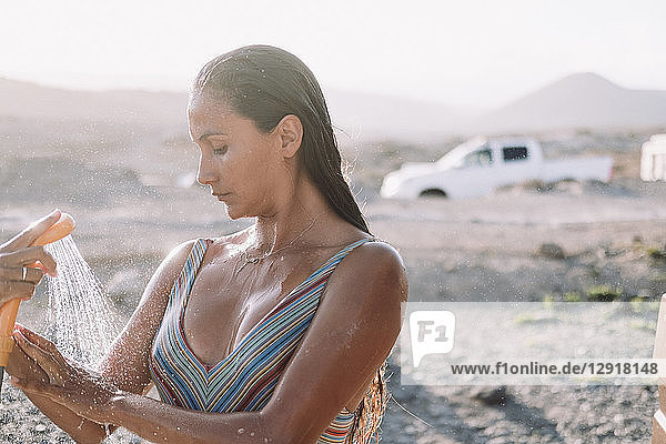 Frau duscht im Freien  Teneriffa  Kanarische Inseln  Spanien