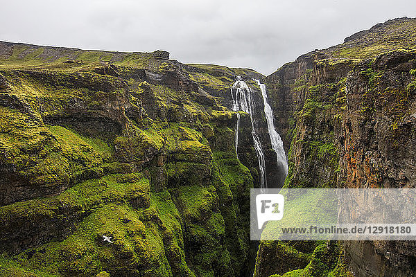 Der Glymur-Wasserfall ist der zweithöchste Wasserfall in Island und ein beliebtes Ausflugsziel für Reisende und Touristen. Der Wasserfall liegt etwas mehr als eine Stunde von Reykjavik entfernt  ist fast 200 Meter hoch und zieht eine Vielzahl von Vögeln und Tieren an.