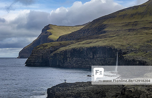 Majestätische Naturkulisse mit Küstenklippen  Eidi  Färöer Inseln