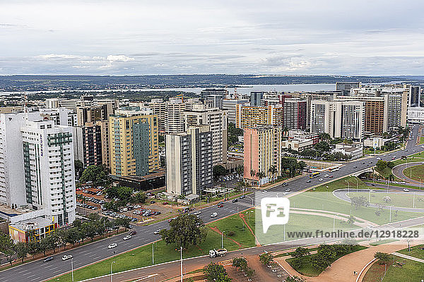 Blick auf die Stadt und die Wolkenkratzer vom Fernsehturm im Zentrum von Brasilia  Brasilien