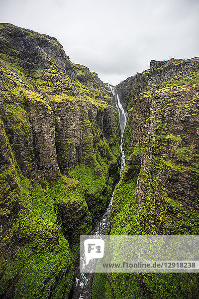 Der GlymurÂ-Wasserfall ist der zweithÃ¶chste Wasserfall in Island und ein beliebtes Ausflugsziel fÃ?r Reisende und Touristen. Der Wasserfall  der etwas mehr als eine Stunde von Reykjavik entfernt liegt  ist fast 200 Meter hoch und zieht eine Vielzahl von Vögeln und Tieren an.