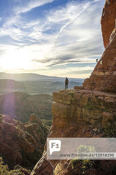 Fernblick auf eine Wanderin  die am Cathedral Rock in Sedona  Arizona  USA  steht