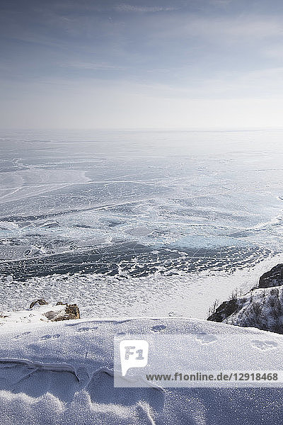 Wunderschöne Naturkulisse des zugefrorenen Baikalsees im Winter  Gebiet Irkutsk  Sibirien  Russland