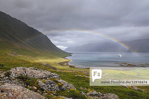 Landschaft mit Regenbogen in der Dynjandisvogur-Bucht am Ende des Arnarfjrur-Fjords  Dynjandi  Island