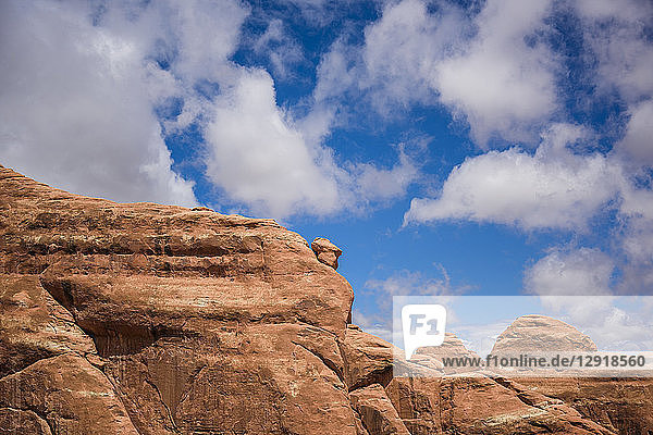 Felsformationen im Arches National Park vor dem Himmel  Utah  USA