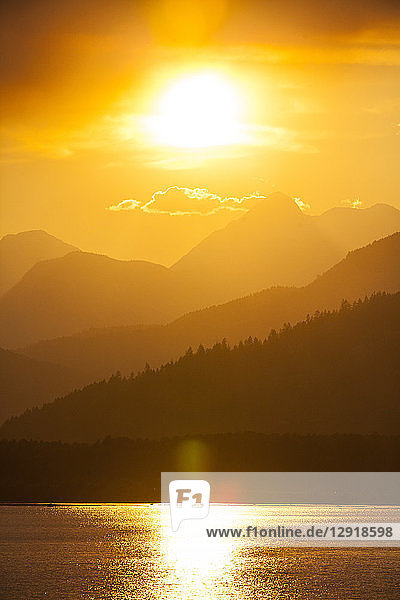 Blick auf den Lillooet-See bei Sonnenuntergang im Coast Mountain Range  British Columbia  Kanada