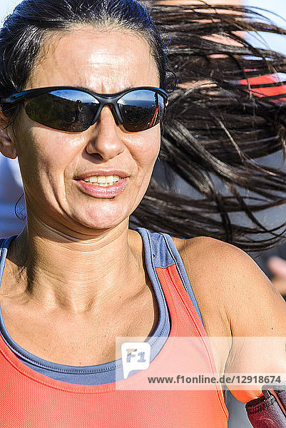 Nahaufnahme einer erwachsenen Frau beim Laufen mit Sonnenbrille  Sintra  Sintra/Cascais  Portugal