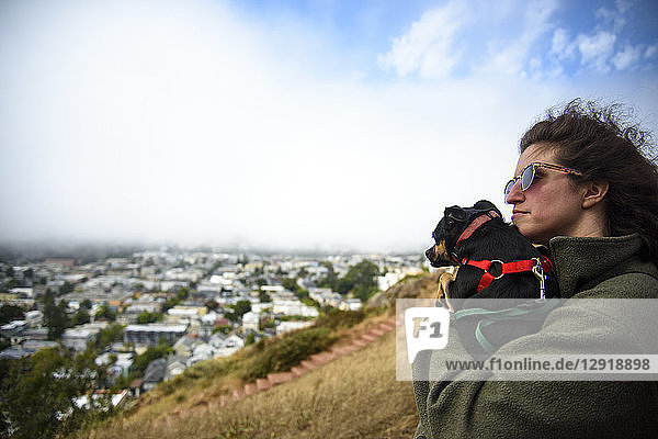Seitenansicht einer Frau mit Hund am Tank Hill  San Francisco  Kalifornien  USA