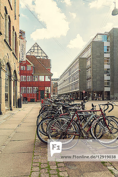 Alte Straße im Stadtzentrum in der Nähe des Bahnhofs mit Fahrradständer  Kopenhagen  Kopenhagen  Dänemark