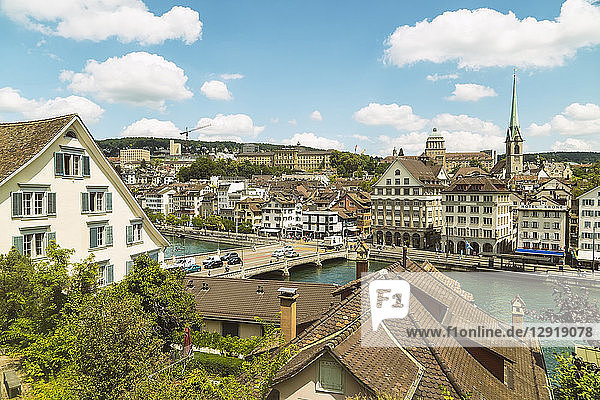 Stadtbild mit traditionellen Gebäuden und Brücke über die Limmat bei Tageslicht  Zürich  Schweiz