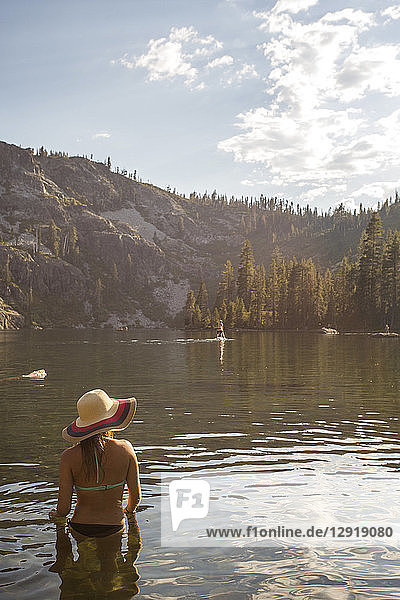 Rückansicht einer Frau im Bikini und mit Sonnenhut im See stehend  Shasta  Kalifornien  USA