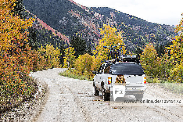 Rückansicht eines 4x4-Fahrzeugs auf einer unbefestigten Straße in natürlicher Umgebung  Alpine Loop  Colorado  USA