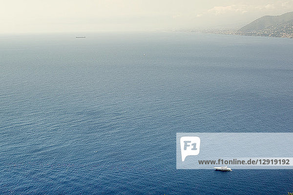 Einsames Boot vor Anker im unberührten Mittelmeer vor der italienischen Küste    Camogli  Ligurien  Italien