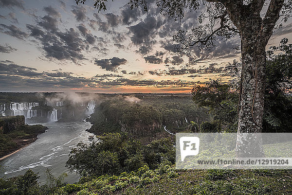 Blick auf die plätschernden Iguazu-Fälle und die umliegende Landschaft in der Abenddämmerung  Parana  Brasilien