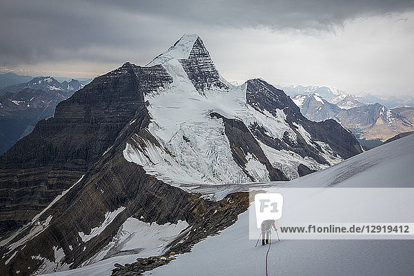 Rückansicht eines Wanderers am Mount Robson  British Columbia  Kanada