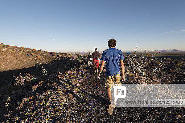 Gruppe von Wanderern auf dem Kamm eines Kraters unter klarem Himmel  Sonora  Mexiko