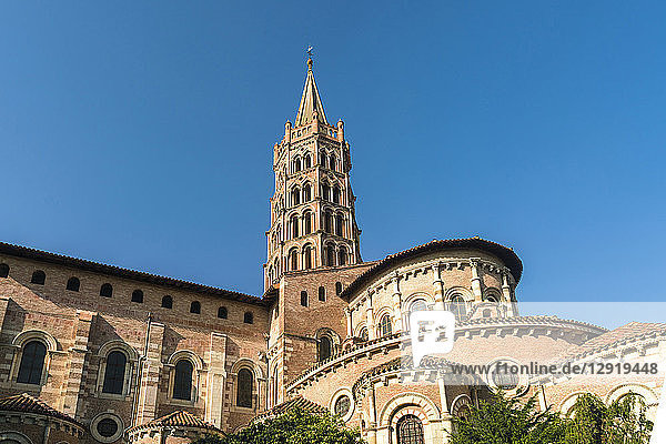 Tiefblick auf die Basilique Saint-Sernin de Toulouse bei klarem Himmel  Toulouse  Okzitanien  Frankreich
