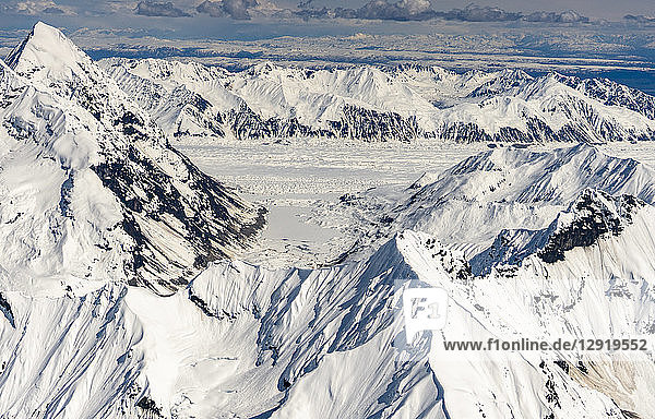 Majestätische Naturkulisse mit Luftaufnahme der schneebedeckten Alaska Range im Denali National Park  Alaska  USA