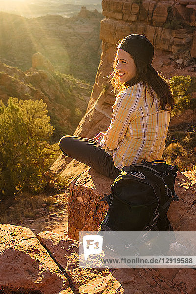 Porträt einer Wanderin  die lächelnd den Sonnenuntergang am Cathedral Rock  Arizona  USA  genießt