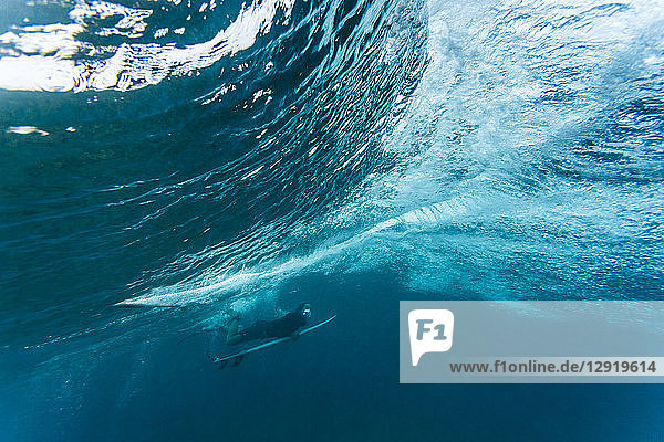 Unterwasseransicht eines männlichen Surfers beim Tauchen im Meer  Male  Malediven