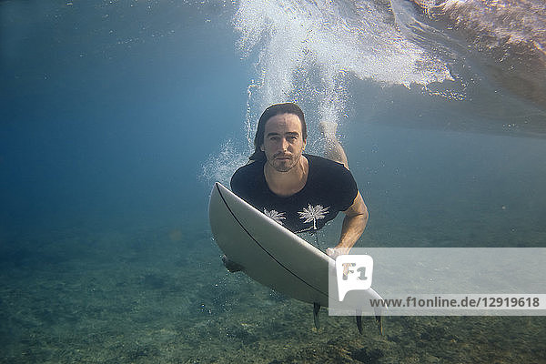 Männlicher Surfer schaut beim Tauchen im Meer in die Kamera  Male  Malediven