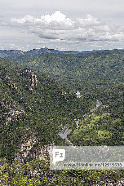 Blick vom Mirante da Janela auf den Fluss Preto und die wunderschöne Cerrado-Vegetation und -Landschaft  Chapada dos Veadeiros  Goias  Brasilien