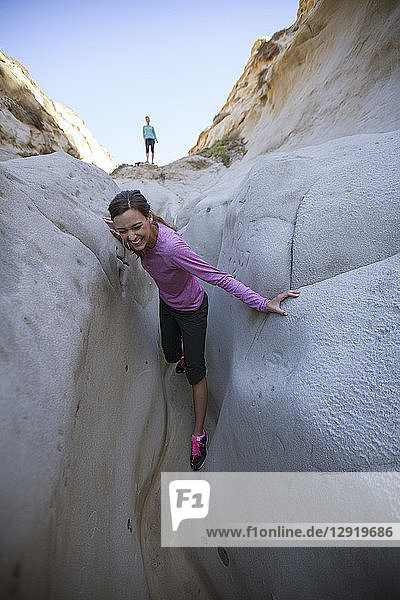 Erwachsene Frau beim Wandern im Sandsteingebiet im Torrey Pines State Park  San Diego  Kalifornien  USA