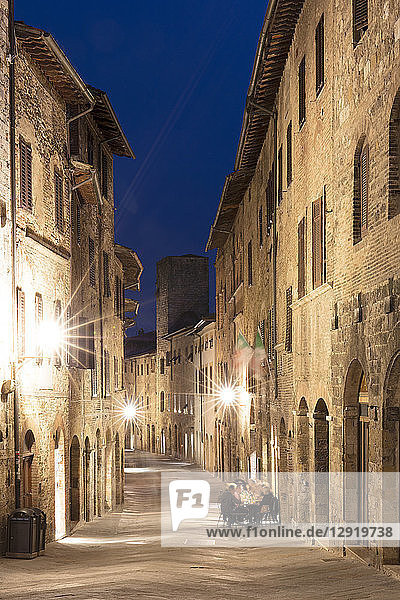Nachtansicht einer Straße in San Gimignano  UNESCO-Weltkulturerbe  Toskana  Italien